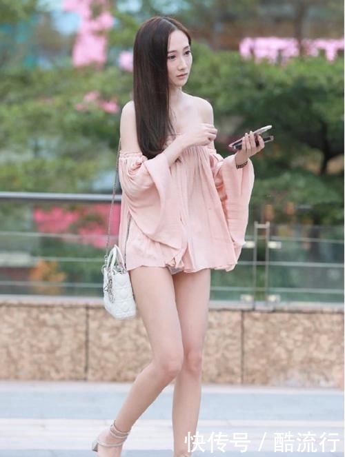  无限：“一字肩女神”清凉时尚的小姐姐，将身材比例无限放大