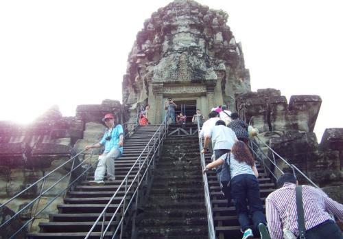 人民币10000块兑换582万瑞尔，在柬埔寨能做啥？当地导游这样说的