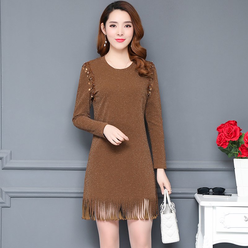 越来越多女人流行穿“立秋裙”，一个比一个洋气，借钱也要买2款