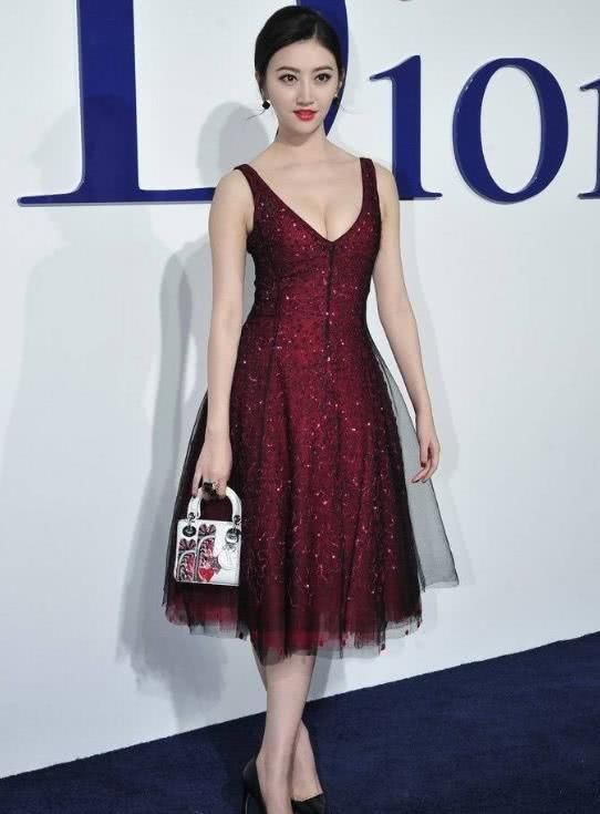 景甜穿深V裙，优雅大气，目测是美女一枚