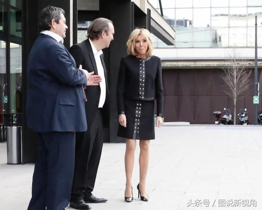 法国第一夫人不服老，穿12厘米高跟鞋显腿长，走路不便需人扶