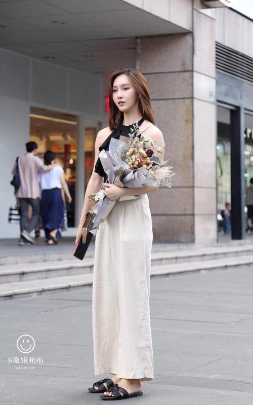 路人街拍，夏季最流行的就是小黑裙了，小姐姐诶穿上后非常的迷人