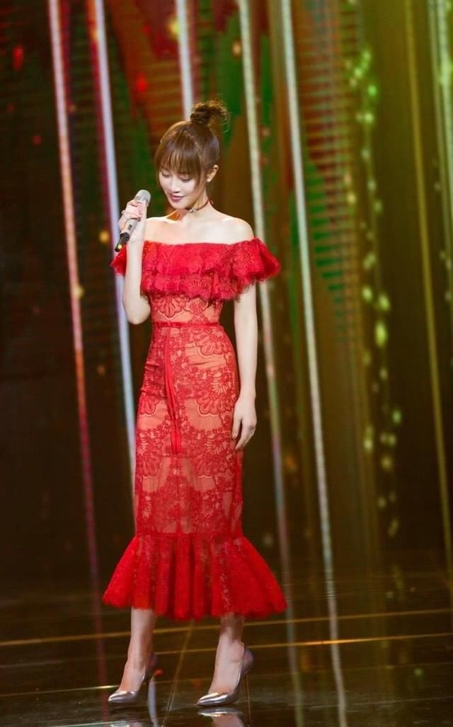 蓝盈莹真够狠!这么紧的鱼尾裙也要硬穿,网友:难怪曹骏那么爱!