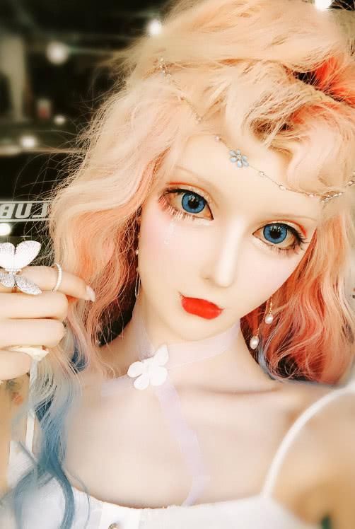 中国“真人芭比”第一人,上妆之后美如画,却因嘴巴太小吃肠都难