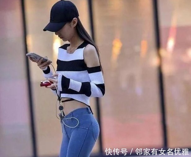 街拍 空姐下班途中, 肉丝袜令人目不转睛，性感美丽!