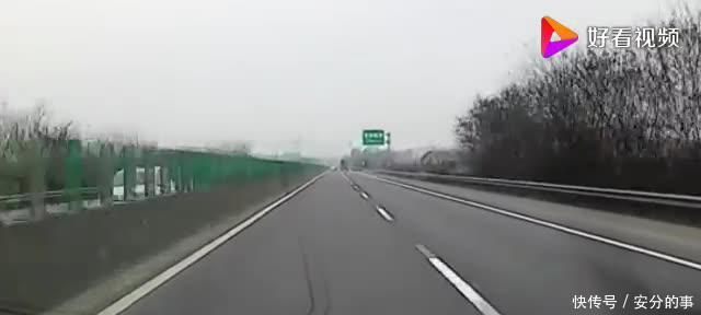 高速上120码被超车，你还敢走快速车道码？老司机告诉你正确答案