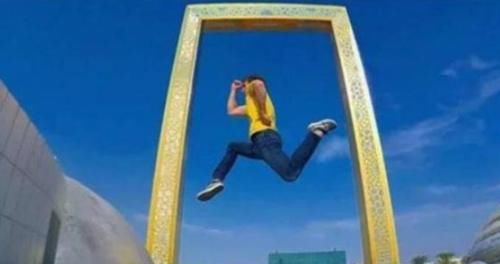 迪拜狂砸3亿建了个世界最大“相框”,网友:贫穷限制了我们的想