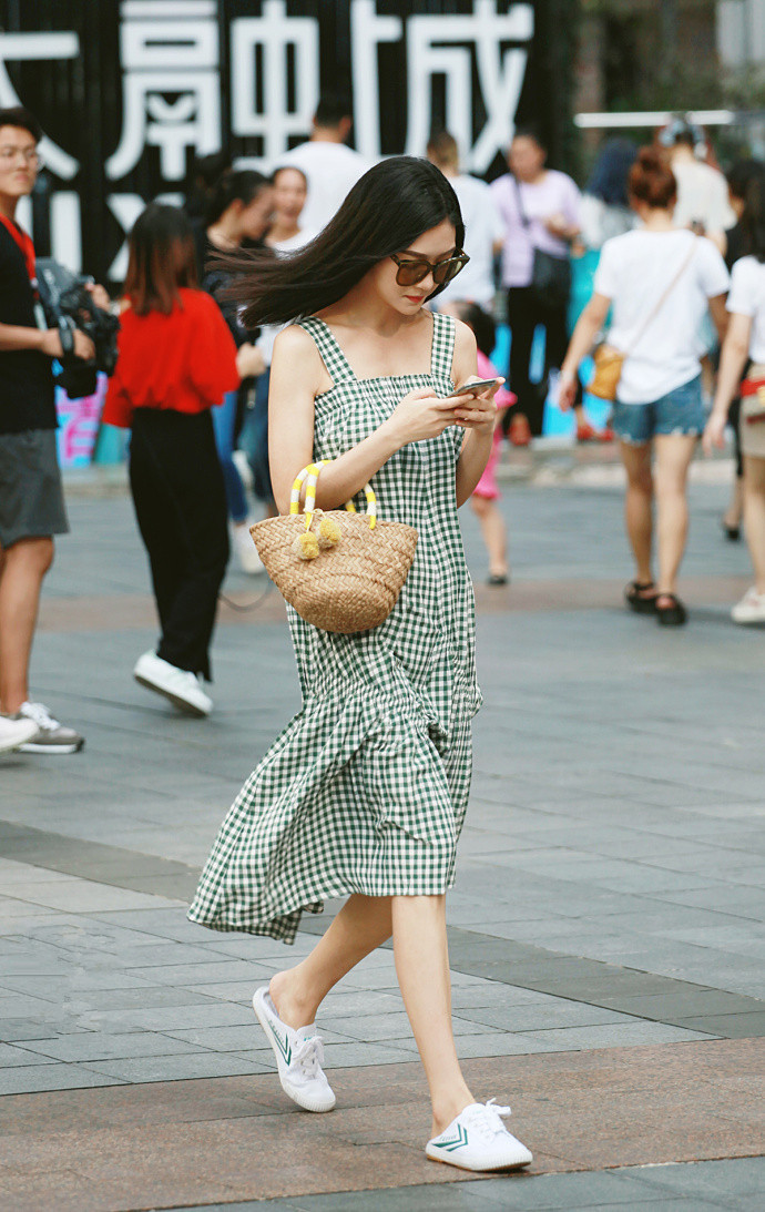 路人街拍：小姐姐的格子吊带长裙很时尚，美丽的身材一览无余