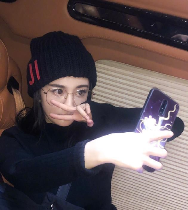 粉丝:杨幂晒手写信表白粉丝,刘亦菲与小动物互动,baby带小海绵摘草莓
