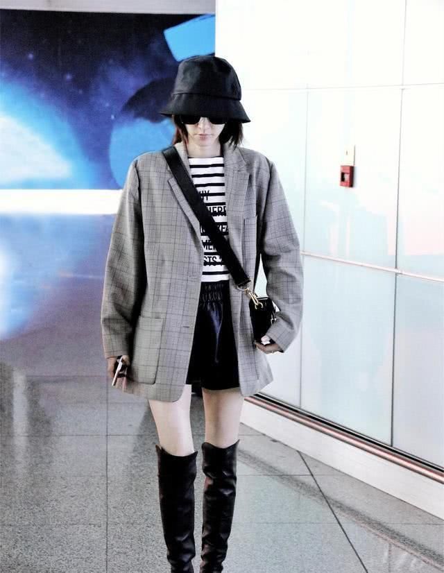  「王丽坤」王丽坤穿牛仔外套配皮质半身裙录节目，更高级有气质