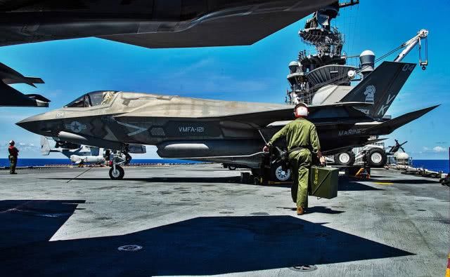  『美军』美军F-35B装弹药准备训练 没有固定武器 机炮吊舱成“救命稻草”