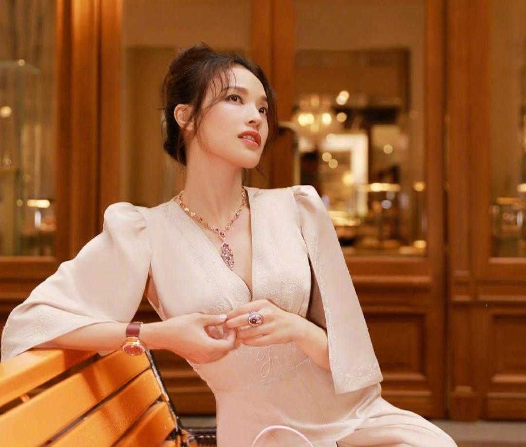  精致■初夏时节,时髦的姑娘小露锁骨,做个精致又时尚的锁骨美人