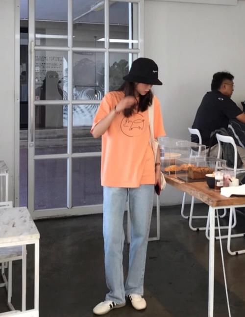  『好看』扔掉厚底鞋吧！最近火了能360度“旋转”的薄底鞋，舒服又洋气