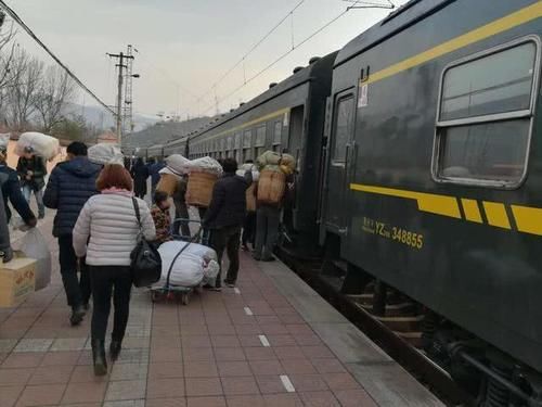  #国铁#年关春运在即，国铁负债近5.3万亿，为何火车票20年没涨价