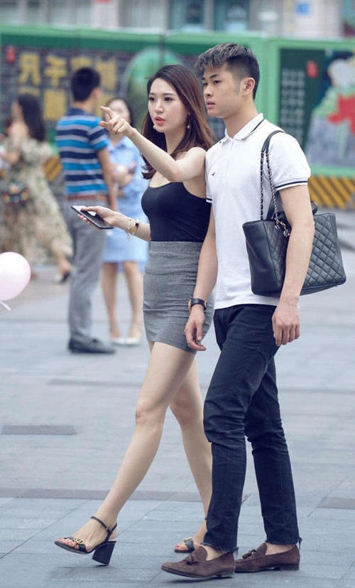 长腿小姐姐穿贴身包臀裙勾勒丰腴肉感臀线，一双美腿很吸睛