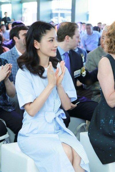 胡可好厉害！鸡毛掸子穿身上也能美翻天，网友：沙溢真赚大发了！