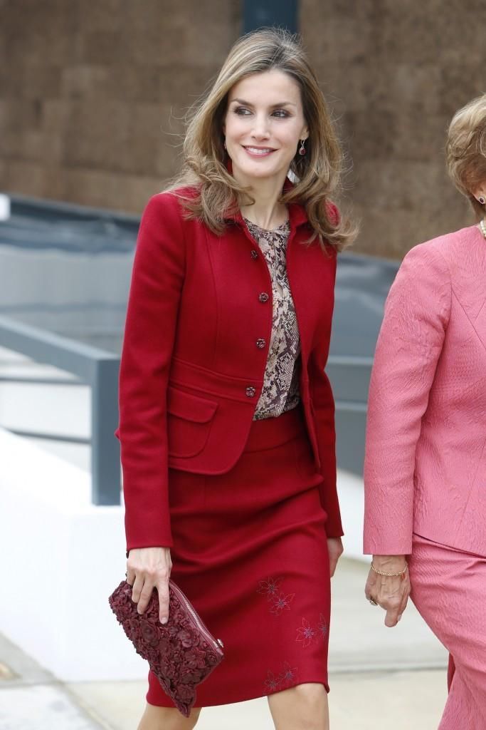 西班牙王后再次“惊艳”全场!一袭红色连衣裙抢镜，优雅又大气!