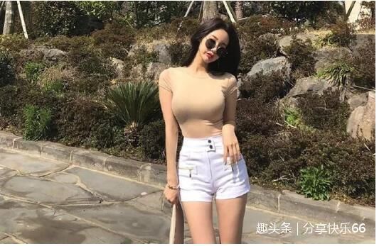 牛仔短裤更能突显美女曼妙身材，看一眼就难以忘怀！