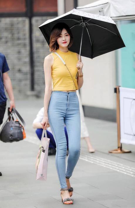 街拍：三里屯网红墙前行走的短发小姐姐，笑起来真甜呐