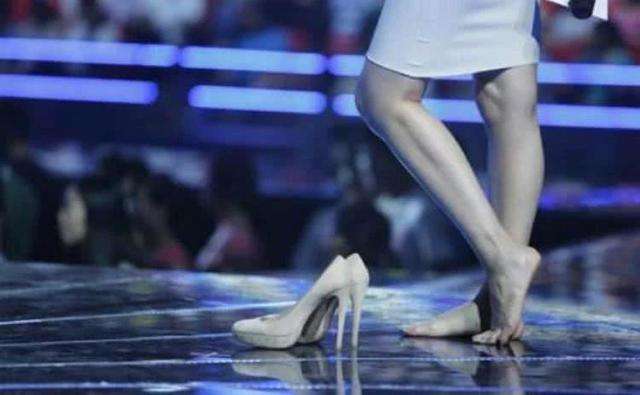 节目中光着脚穿高跟鞋不穿袜子? 听听央视女主持怎么说