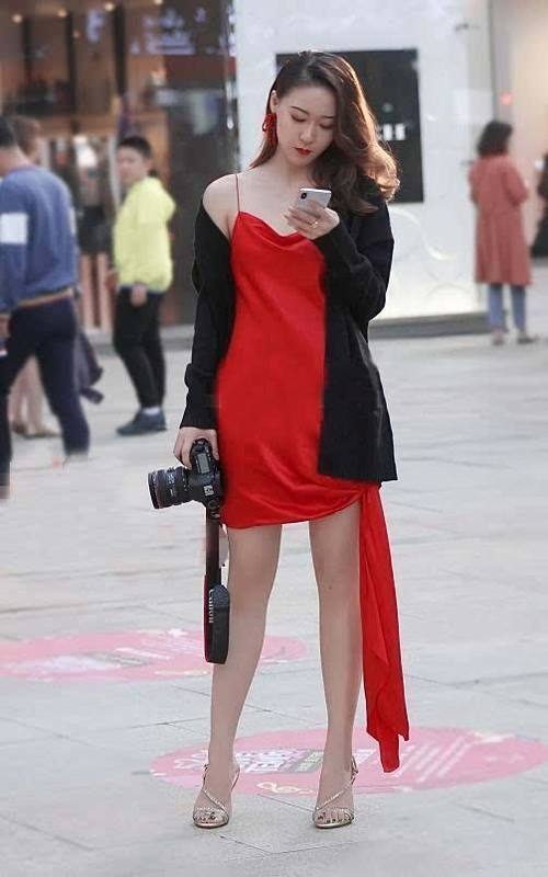 这位美女非常的优雅，其黑色长裙把她的身材衬托的非常的好！