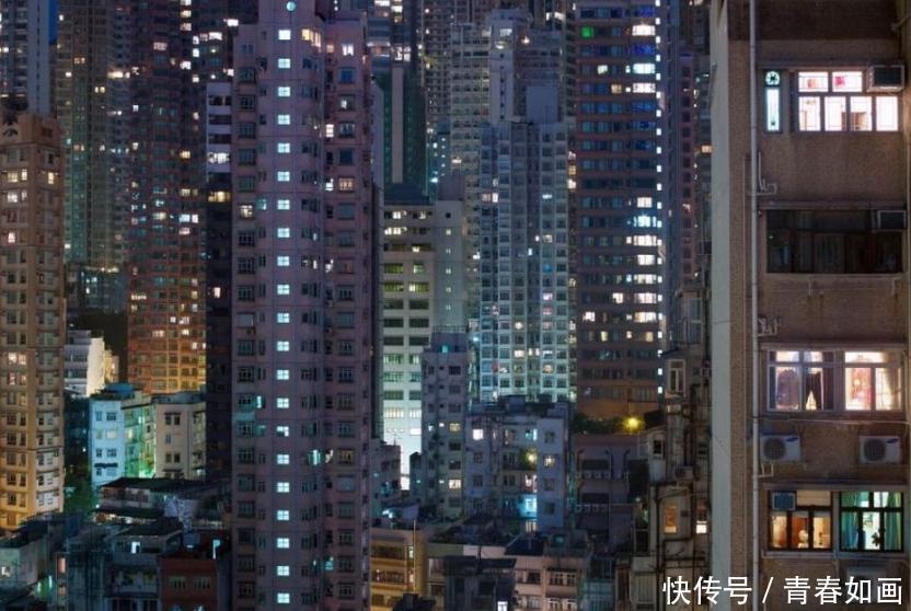 高空航拍下高密度的香港大楼，看着让人头晕目眩
