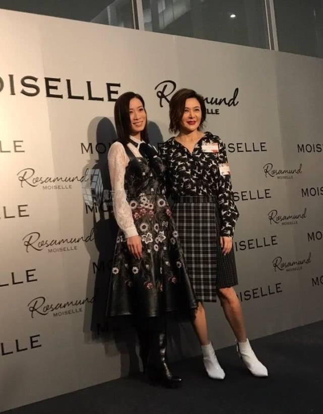 43岁佘诗曼和56岁关之琳同框，才发现装嫩真不如优雅老去