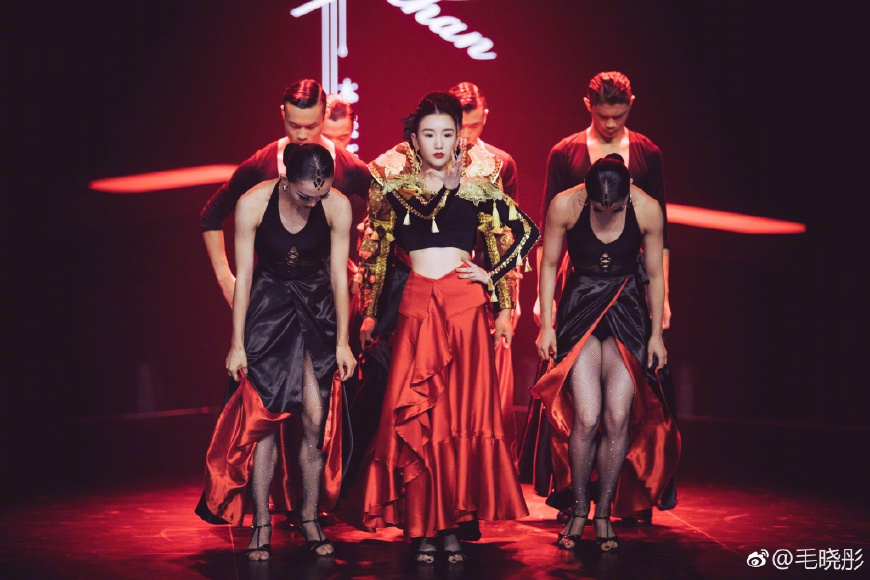 毛晓彤身穿条纹连体裤秀大长腿，165身高穿出2米的气场，美炸了！