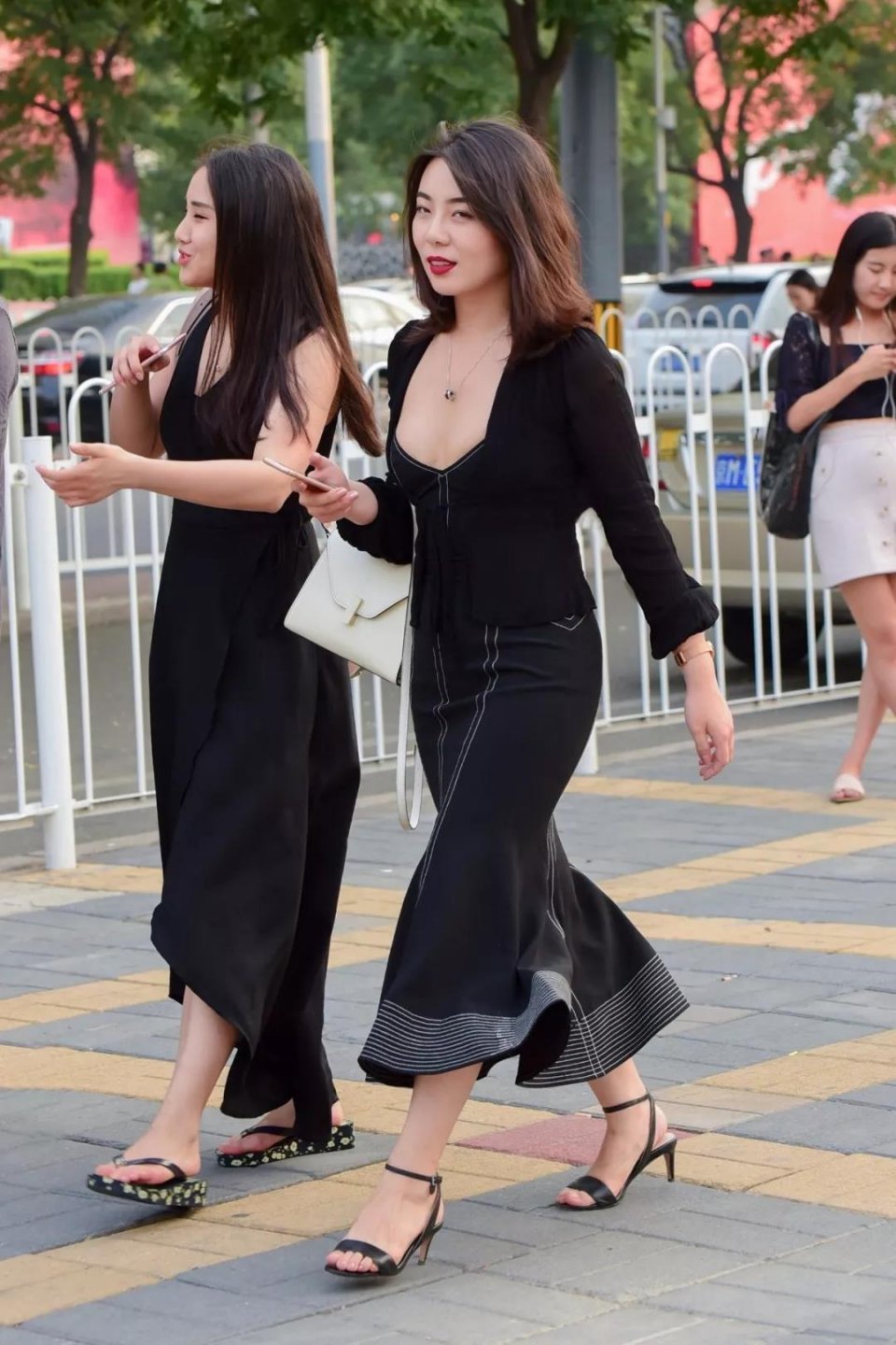 街拍美图 美女穿蕾丝吊带连衣裙 浓浓的女人味，甜美带着点小性感