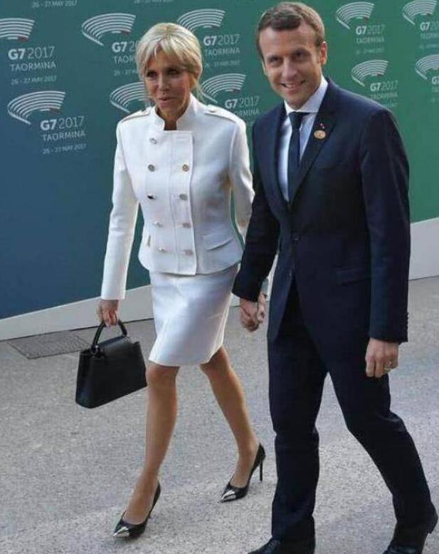 法国第一夫人带狗出行！64岁穿包臀裙 紧身裤 高跟鞋，厉害！