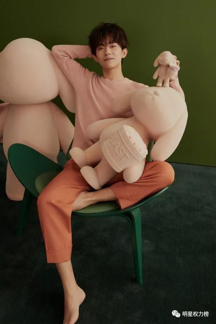 易烊千玺时尚画报优雅浪漫 杨幂演绎复古穿搭时髦爆表 许魏洲杂志