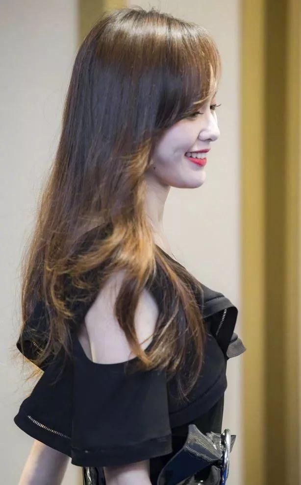35岁唐嫣美翻!一身黑色长裙半露香肩，网友:罗晋真有福