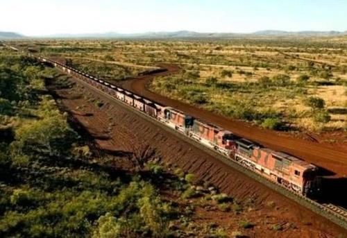  被誉为|中国最长的火车，重达2万吨长2.6公里，司机被誉为“国宝