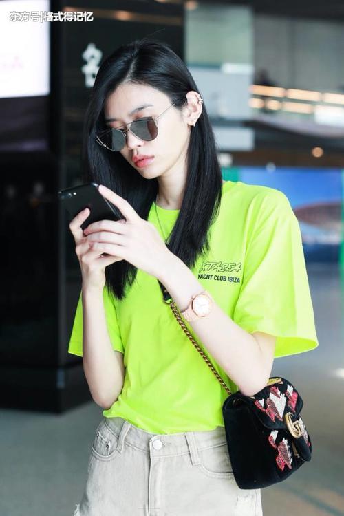 奚梦瑶秀美腿，这么短的热裤硬是穿进去，网友：显腿长啊！