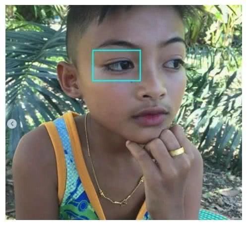 妖娆的小男生:初中生小鲜肉学习化妆,涂上口红,够诱惑!