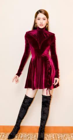 郭碧婷穿印花裙女人味爆棚，不显老气反而很高级，气质真不一般！