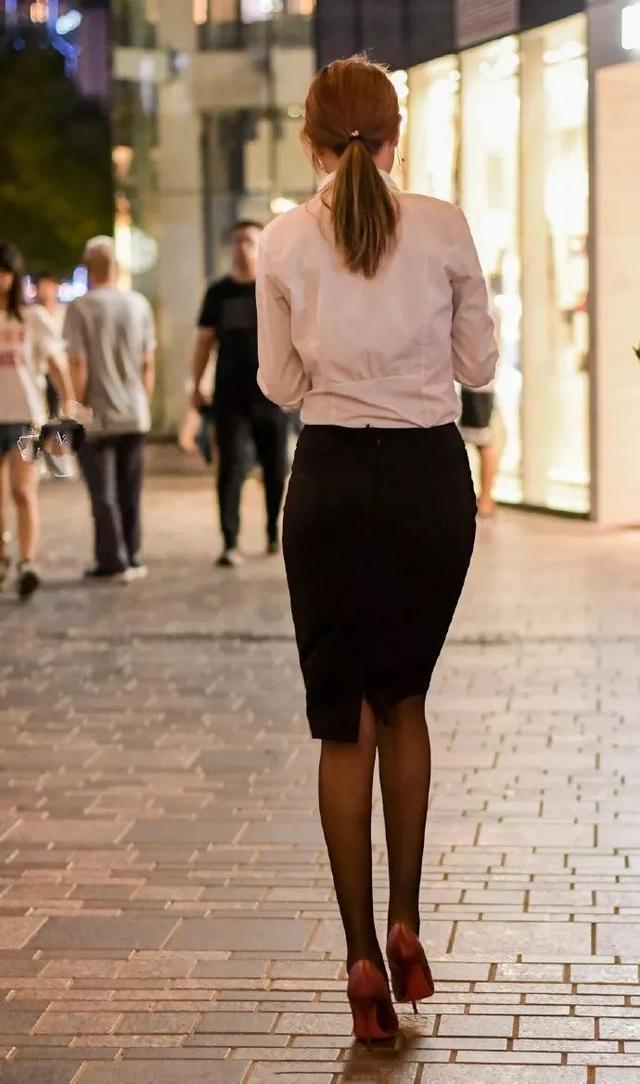  『风采』街拍：小姐姐出街的时候，身穿双层裙配高跟鞋，展现出与众不同的风采