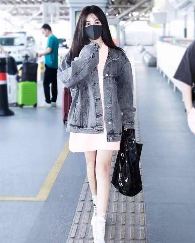  小姐姐们：帅气十足的牛仔外套，彰显你的独特个性