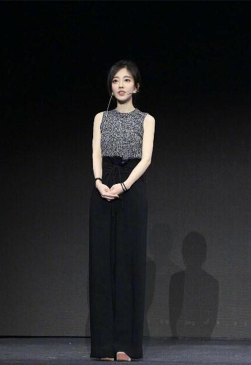 冯提莫为了火也是拼了，穿紧身牛仔裤勒出“三角区”，真大胆！