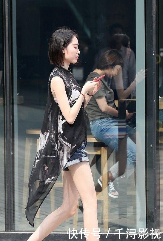 『黑色』街拍:美女用短裤搭配过膝高筒靴,网友:你不出脚汗吗?