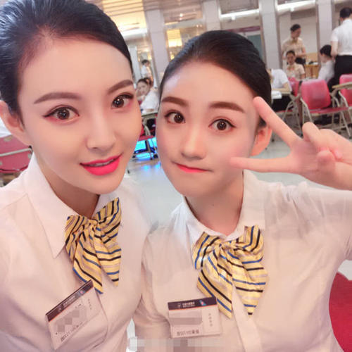 在飞机上，空姐为什么都要穿“短裙制服”，竟还有这个理由