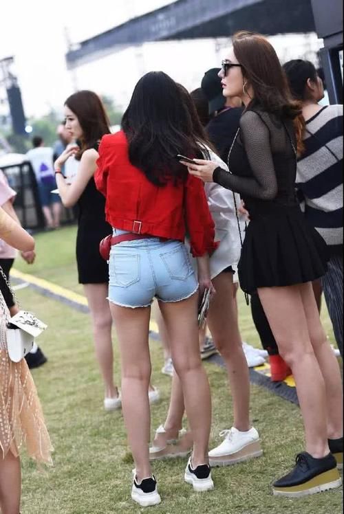 穿热裤戴墨镜的气质小姐姐，就像《黑客帝国》中的女神杀手