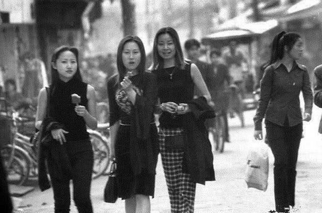 老照片：90年代的重庆美女，气质不输当代女生