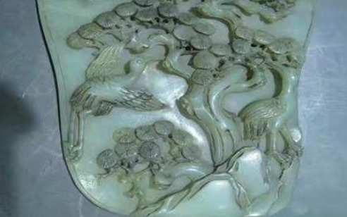 农村大叔山上砍柴时，看到1把玉扇子，专家的话让他脸色苍白