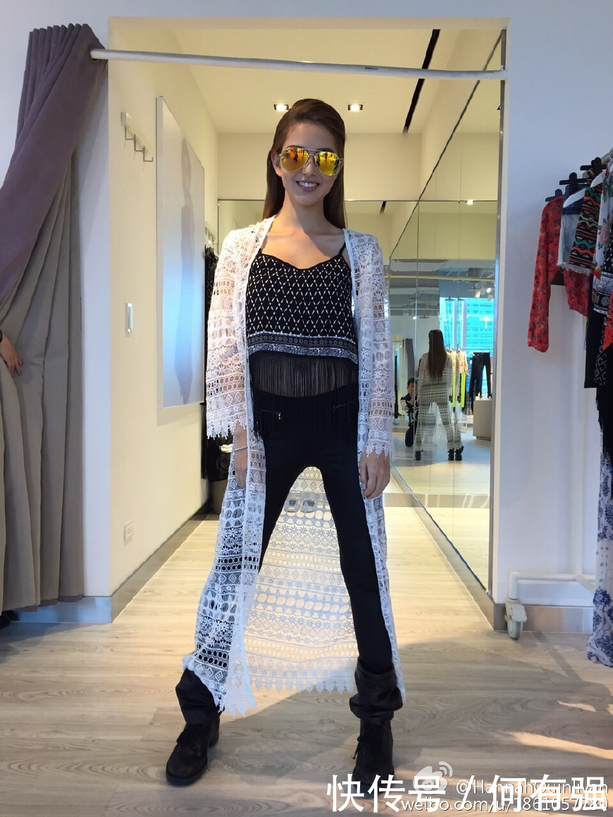 长腿女神霸道来袭！25岁昆凌穿复古连衣裙尽秀大长腿，网友：女神