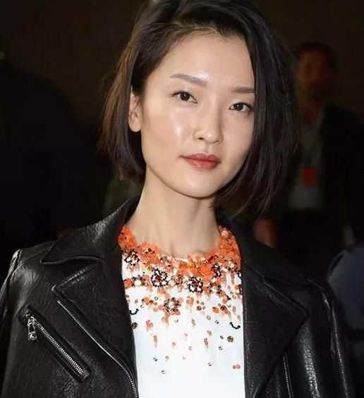 范冰冰晒短卷发照这角度也是自信的没谁了！而她直接年轻了20岁