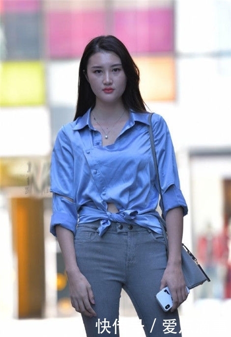 #黄色#街拍:姜黄色的长款大衣搭配裸色皮鞋时尚美丽,俏生生的立在街角