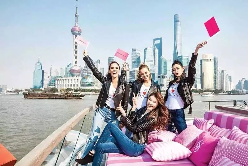 “维密天使”何穗下午在杭州被围观,原来那些传说是真的,肤白胸