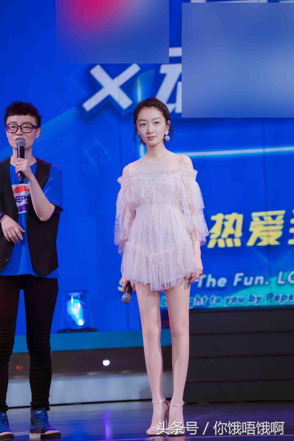 身高一米六的周冬雨 穿上高跟鞋腿长被拉到一米八 实在太不合理了