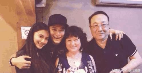 黄晓明朋友圈发长文：为了老婆孩子我要好好活着，对不起你妈妈！